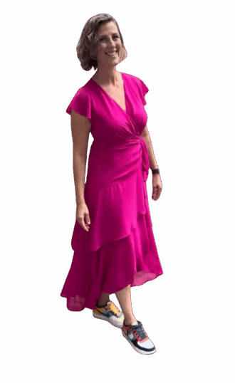 Linda, NEI therapeut in Wouw, in roze jurk